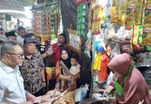 Pantau Bapok di Pasar Gresik, Mendag Zulhas Ungkap Harga Stabil-Stok Aman