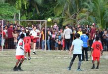 Keseruan Presiden Jokowi Main Sepakbola bersama Pelajar di Papua