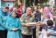 Pj Gubernur Agus Fatoni dan Pj Ketua PKK Tyas Fatoni Sumsel Bagikan Bantuan Stunting di Pagar Alam