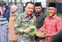 Pj Gubernur Agus Fatoni dan Pj Ketua PKK Sumsel Bagikan Bibit Cabe dan Bawang Stunting di Pagar Alam