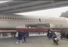 Terjadi Lagi di India, Pesawat Nyangkut di Jembatan