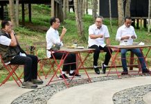 Jokowi Nikmati Udara Pagi dan Sarapan Rebusan Sukun Bareng Menteri di IKN