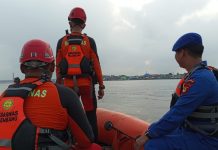 KAPAL JUKUNG MELEDAK, KANTOR SAR PALEMBANG TERJUNKAN PERSONIL