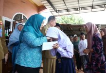 Pj Gubernur Agus Fatoni Bersama Pj Ketua TP PKK Tyas Fatoni Isi Bulan Puasa dengan Memperbanyak Berbagi