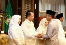Pj Gubernur Agus Fatoni Bersama Pj Ketua TP PKK Tyas Fatoni dan Keluarga Gelar Open House Hari Raya Idul Fitri 2024 di Griya Agung