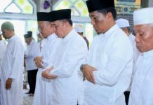 Sholat Jumaat Berjamaah di Masjid Baiturrahman, Pj Gubernur Agus Fatoni Beri Bantuan sekaligus Halal Bihalal Bersama Warga