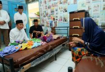 Hari Lebaran Pj Gubernur Sumsel Agus Fatoni Kunjungi Panti Jompo Berikan Bantuan dan Santunan