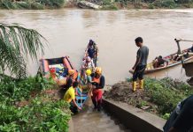 MURATARA DIKEPUNG BANJIR SATU ORANG DILAPORKAN HILANG, BASARNAS PALEMBANG TERJUNKAN PERSONIL