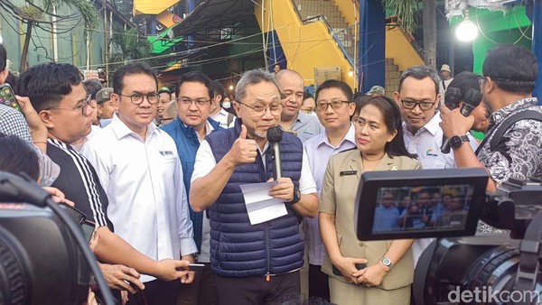 blusukan-ke-pasar-palmerah-zulhas-ayam-terlalu-murah-gula-mahal_169