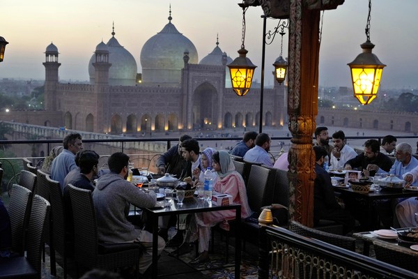 indahnya-buka-puasa-ditemani-pemandangan-masjid-bersejarah-pakistan-3