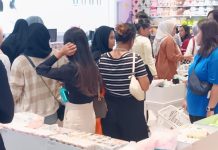 Gerai Miniso Pink Transmart Kokas Diserbu Pembeli