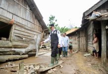 Beri Bantuan Langsung, Pj Gubernur Agus Fatoni Gunakan Perahu Karet Tinjau Lokasi Banjir di Kabupaten OKU