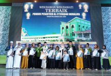 Ketua DPRD Sumsel Serahkan Piagam Penghargaan Bagi Wisudawan Ponpes Al-Ittifaqiah