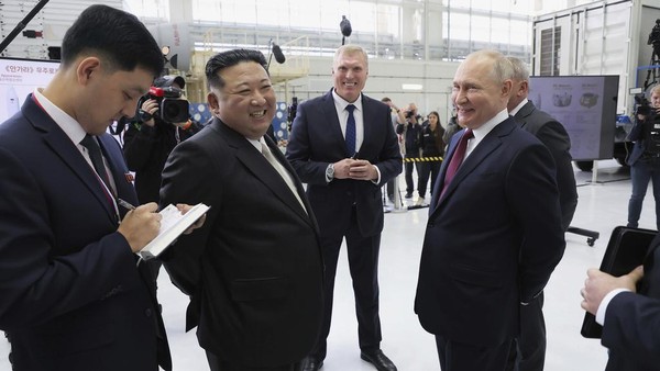 potret-akrab-kim-jong-un-dan-putin-di-kosmodrom-vostochny-3_169