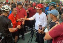 Jokowi Gowes di CFD Bundaran HI, Warga Senang Jaketnya Ditandatangani