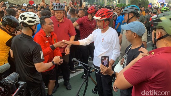 jokowi-menikmati-akhirnya-pekan-dengan-bersepeda-di-car-free-day-cfd-sudirman-thamrin-jakarta-pusat-warga-yang-datang-antusias_169