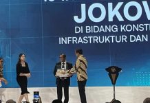Dapat Topi Baja, Jokowi Dinobatkan Jadi Bapak Konstruksi Indonesia