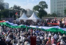 Aksi di Kedubes AS, Massa Bentangkan Bendera Raksasa Palestina-Merah Putih