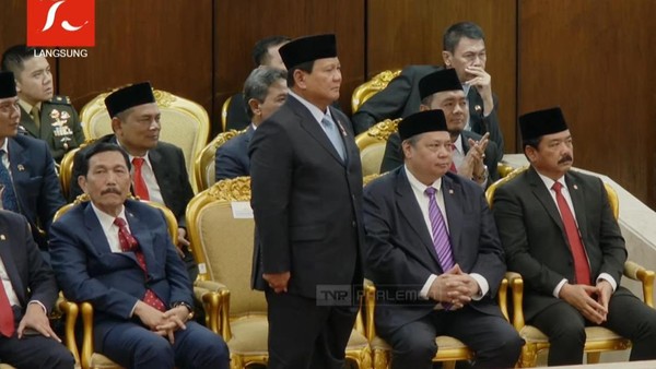 momen-prabowo-saat-jokowi-serahkan-tongkat-estafet-kepemimpinan_169