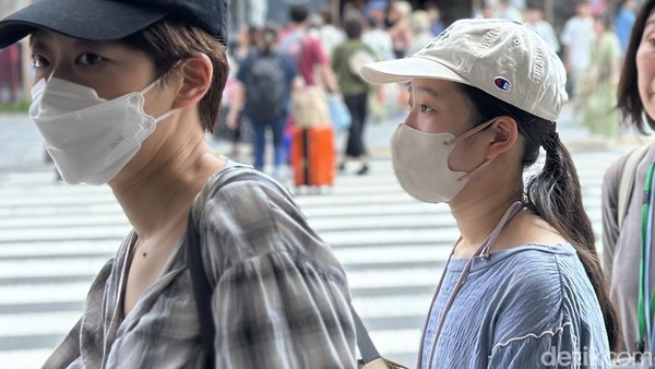 potret-warga-jepang-yang-masih-makai-masker-2_169
