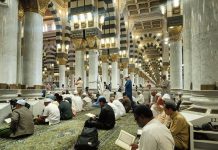 Ruang Terbatas, Jemaah yang Salat di Masjid Nabawi Dilarang Bawa Ini