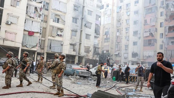 tentara-dan-warga-lebanon-mengerumuni-lokasi-serangan-israel-di-pinggiran-selatan-beirut_169