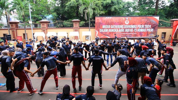 humas-polri-menggelar-media-gathering-yang-diikuti-puluhan-jurnalis-media-cetak-elektronik-dan-online_169