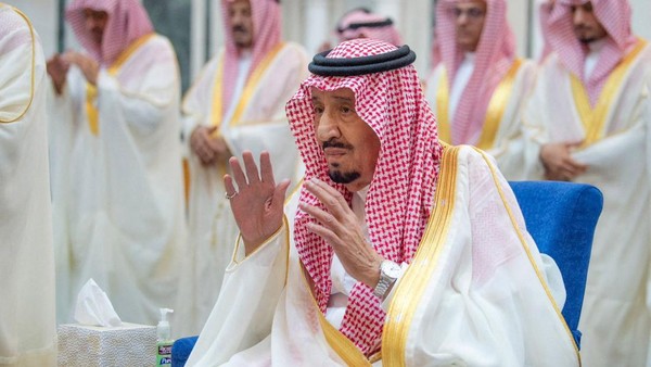 momen-raja-salman-salat-idul-fitri-di-istana-al-salam_169