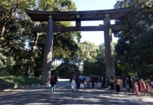 Sudah Terpapar Overtourism, Jepang Ditambah PR Lagi dengan Turis yang Iseng Coret-coret