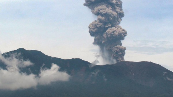 erupsi-gunung-marapi-1_169