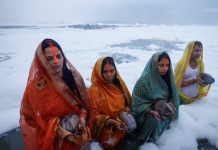 Iyuh! Sambut Festival Dewa Matahari, Sungai Suci di India Dipenuhi Busa