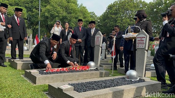 wakil-presiden-gibran-rakabuming-raka-melakukan-proses-tabur-bunga-ke-sejumlah-makam-pahlawan-di-taman-makam-pahlawan-tmp-kali-1_169