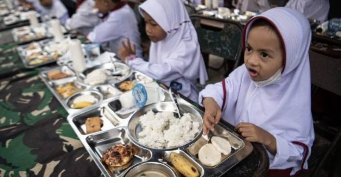 senangnya-warga-terlibat-dalam-tim-dapur-uji-coba-makan-bergizi-prabowo_232067