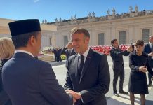 Jokowi Disapa Macron Saat Hadiri Pemakaman Paus Fransiskus di Santo Petrus