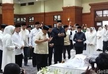 Prabowo Melayat Jenazah Eks Wagub DKI Eddie Nalapraya di Padepokan Silat TMII