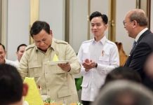 Prabowo Potong Tumpeng Saat Resmikan Kantor Danantara, Ditemani Gibran-Rosan
