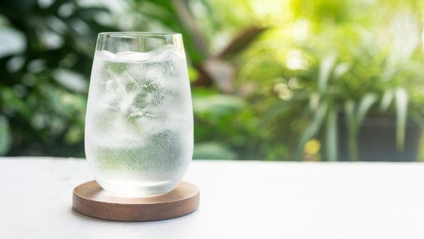 ilustrasi-minum-air-es-1741055108017_169