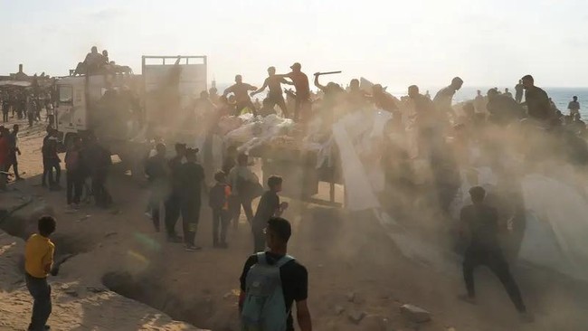 warga-palestina-berkumpul-untuk-menerima-bantuan