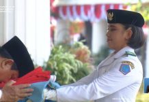 Prabowo Cium Bendera Merah Putih yang Hendak Dikibarkan Paskibraka
