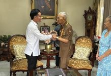 Momen Hangat Gibran Gandeng dan Salim Cium Tangan Try Sutrisno
