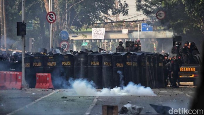 detik-detik-massa-aksi-serang-markas-brimob-kwitang-1756466367605_169