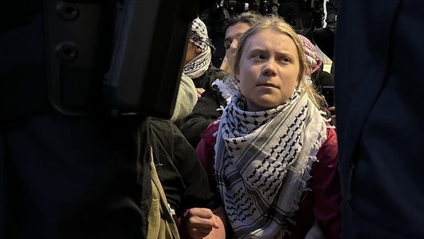 aktivis-swedia-greta-thunberg-saat-ditahan-oleh-pasukan-israel-bersama-ratusan-aktivis-global-sumud-flotilla-lainnya-1759747075496_169