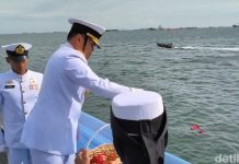 Kemensos-TNI AL Upacara Tabur Bunga Peringati Hari Pahlawan di Teluk Jakarta