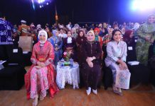 Gubernur Herman Deru Hadiri Fashion Show Wastra Sumsel 2026, Tampilkan Inovasi Batik Sembagi dan Sulam Mudawaroh