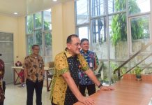 Sekda Sumsel Edward Candra Pastikan Layanan Tetap Optimal, Sidak Dinas PMPTSP di Hari Pertama WFH