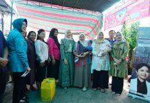 Ketua TP PKK Sumsel Feby Deru Bagikan Makanan Tambahan Bergizi di Posyandu