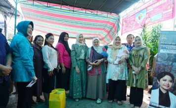 Ketua TP PKK Sumsel Feby Deru Bagikan Makanan Tambahan Bergizi di Posyandu