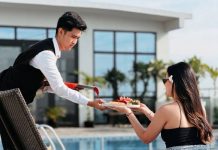 Salatin Hotel Palembang Hadirkan “Floating Breakfast” di Infinity Pool: Sensasi Sarapan Mewah di Atas Air