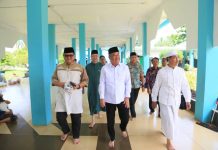 Wagub Sumsel H. Cik Ujang Salat Jumat di Masjid Agung Darusalam Musi Rawas