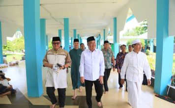 Wagub Sumsel H. Cik Ujang Salat Jumat di Masjid Agung Darusalam Musi Rawas